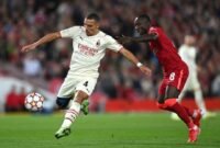 Gambar Ismael Bennacer saat mencoba mengamankan bola dari gelandang liverpool Nabil 