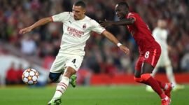Gambar Ismael Bennacer saat mencoba mengamankan bola dari gelandang liverpool Nabil 