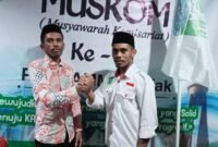 Ketua Demisioner KAMMI Komisariat Fakfak Hariyadi Rumodar menyerahkan estafet Kepemimpinan kepada Ketua KAMMI Komisariat Fakfak yang Terpilih Periode 2022-2023 Muhammad Rumbaru