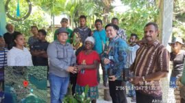 Plt. Kepala Dinas Perkebunan Fakfak Widhi Asmoro Jati, ST.MT menyerahkan bantuan penerima manfaat Program Ekstensifikasi Pala di Kampung Wartutin Distrik Wartutin (Dok. Disbun Fakfak)