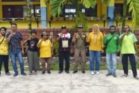 SD Inpres 1 Wagom bersama Dinas Perkebunan Fakfak bekerjasama dalam penanaman tanaman perkebunan guna mendukung SD Inpres 1 Wagom dalam lomba Adiwiyata Sekolah tingkat provinsi Papua Barat. (Dok. Disbun Fakfak)