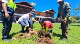 Plt. Kepala Dinas Perkebunan Fakfak Widhi Asmoro Jati, ST. MT bersama perwakilan UPBU Bandara Siboru melakukan penanaman pohon pala di depan terminal Bandara Siboru. (Dok. Disbun Fakfak)