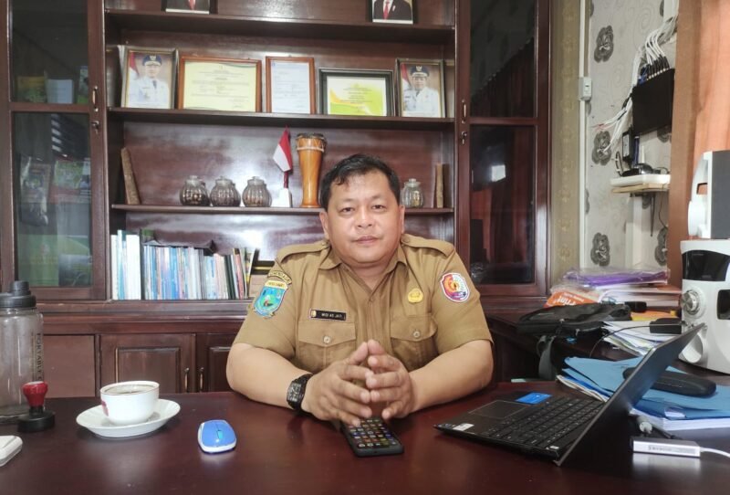 Plt Kepala Dinas Perkebunan Fakfak Widhi Asmoro Jati, ST. MT saat di temui wartawan papuatengah.tagarutama.com di ruang kerjanya (Dok. papuatengah.tagarutama.com)