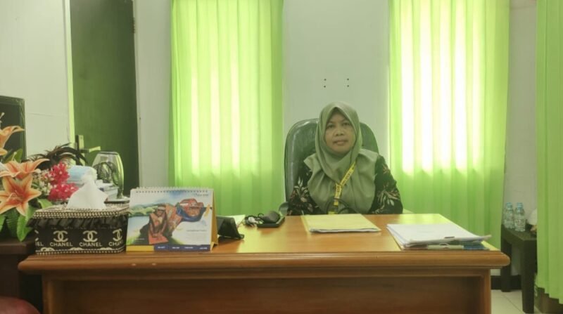Direktur RSUD Fakfak dr. Karyani Kastella, M.Kes, Spa.Rad saat ditemui wartawan diruang kerjanya (Dok. papuatengah.tagarutama.com)