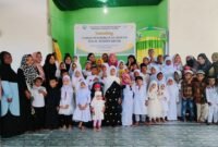 Santri TPA Al Mahdi bersama Wali Santri dan Tim Pengajar berfoto dalam Launching TPA Al Mahdi Fakfak, yang terletak tepat dibelakang RTH Ma'ruf Amin (Dok. papuatengah.tagarutama.com)