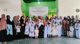 Santri TPA Al Mahdi bersama Wali Santri dan Tim Pengajar berfoto dalam Launching TPA Al Mahdi Fakfak, yang terletak tepat dibelakang RTH Ma'ruf Amin (Dok. papuatengah.tagarutama.com)