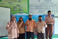Kepala Sekolah MTs Tahfidzul Qur'an Muhammadiyah Fakfak ustadz Ramdan foto bersama Siswa dan siswa MTs Tahfidzul Qur'an Muhammadiyah Fakfak yang mengikuti kompetisi Olimpiade Bahasa Arab yang diselenggarakan oleh Forum Musyawarah Guru Mata Pelajaran (MGMP) Bahasa Arab seluruh Indonesia(Dok. papuatengah.tagarutama.com)