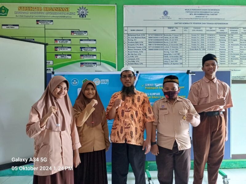 Kepala Sekolah MTs Tahfidzul Qur'an Muhammadiyah Fakfak ustadz Ramdan foto bersama Siswa dan siswa MTs Tahfidzul Qur'an Muhammadiyah Fakfak yang mengikuti kompetisi Olimpiade Bahasa Arab yang diselenggarakan oleh Forum Musyawarah Guru Mata Pelajaran (MGMP) Bahasa Arab seluruh Indonesia(Dok. papuatengah.tagarutama.com)