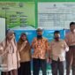 Kepala Sekolah MTs Tahfidzul Qur'an Muhammadiyah Fakfak ustadz Ramdan foto bersama Siswa dan siswa MTs Tahfidzul Qur'an Muhammadiyah Fakfak yang mengikuti kompetisi Olimpiade Bahasa Arab yang diselenggarakan oleh Forum Musyawarah Guru Mata Pelajaran (MGMP) Bahasa Arab seluruh Indonesia(Dok. papuatengah.tagarutama.com)