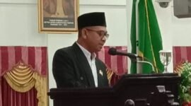 Juru bicara sekaligus Ketua Fraksi ABS Imam, S.Pd.I menyampaikan pandangan Akhir fraksi ABS terhadap Rancangan Peraturan Daerah tentang Anggaran Pendapatan dan Belanja Daerah (APBD) Perubahan Tahun Anggaran 2024 (Dok. Sekwan Fakfak)