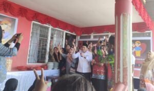 Turut hadir Bapak Samaun Dahlan Calon Bupati Fakfak Nomor urut 2 di acara syukuran atas terpilihnya Haji Saleh Siknun sebagai Anggota DPR Propinsi Papua Barat dapil Fakfak, bertepatan pula dengan hari ulang tahun yang ke 56 bapak Samaun Dahlan. (Dok. papuatengah.tagarutama.com)