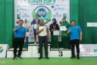 Foto bersama saat penyerahan piala Bupati Cup V untuk Kategori Remaja Putri oleh Asisten II Setda Aroby Hindom, Ketua PBSI Fakfak, Widhi Asmoro Jati, dan sekretaris PBSI Fakfak Muhammad Taufik Syafaat