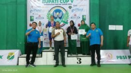 Foto bersama saat penyerahan piala Bupati Cup V untuk Kategori Remaja Putri oleh Asisten II Setda Aroby Hindom, Ketua PBSI Fakfak, Widhi Asmoro Jati, dan sekretaris PBSI Fakfak Muhammad Taufik Syafaat