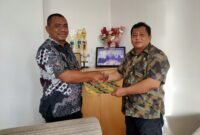 Plh. Kepala Dinas Perkebunan Fakfak, Widhi Asmoro Jati, ST, menyerahkan daftar nama penerima manfaat kepada Kepala Bank Papua Cabang Fakfak, Dedy Iskandar dalam program Pemeliharaan Tanaman Pala Unggulan Fakfak.