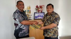 Plh. Kepala Dinas Perkebunan Fakfak, Widhi Asmoro Jati, ST, menyerahkan daftar nama penerima manfaat kepada Kepala Bank Papua Cabang Fakfak, Dedy Iskandar dalam program Pemeliharaan Tanaman Pala Unggulan Fakfak.