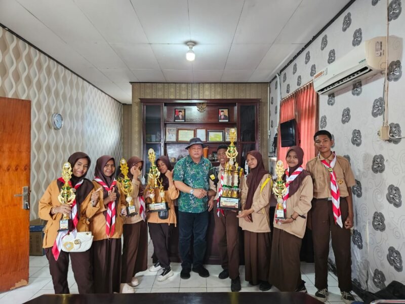 Plt. Kepala Dinas Perkebunan Fakfak, Widhi Asmoro Jati, ST, MT menerima Saka Tarunabumi Fakfak yang menerima penghargaan atas keberhasilan di sejumlah lomba bergengsi, seperti Pionering dan Cerdas Cermat Kepramukaan. Lomba yang diselenggarakan dalam rangka Hari Ulang Tahun Saka Wanabhakti ke-41 tahun 2024.