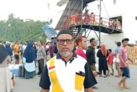 Bapak Muhammad Kabes salah satu pengantar penumpang yang mengantar anaknya dalam perjalanan menuju kota studi menggunakan Moda transportasi laut KM Labobar