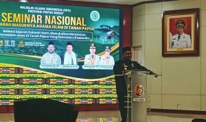 Penjabat Gubernur Papua Barat Drs. H. Ali Baham Temongmere, M.TP., saat menutup acara seminar nasional bertajuk sejarah masuknya Islam di Tanah Papua. Yang berlangsung di winder tuare, Fakfak