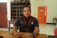 Kepala Cabang Pembantu PT Pos Indonesia Fakfak, Husin Iribaram saat ditemui wartawan.