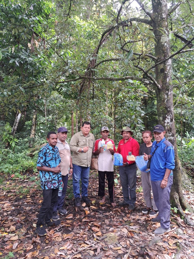 Plt. Kepala Dinas Perkebunan Fakfak, Widhi Asmoro Jati, ST, MT membagikan pupuk kepada pemilik kebun pada blok penghasil tinggi di 8 blok kebun yang dikelola Dinas Perkebunan Fakfak