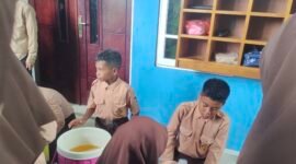 Salah satu siswa kelas VI SD IT As Salaam Fakfak menjajakan dagangannya saat Marketing Day digelar di Sekolah Islam Terpadu (SIT) As Salaam.