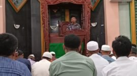 Drs. Jumroni, M.M.saat mengisi tausiyah di masjid besar Al Munawwarah Distrik Fakfak.