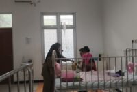 Panitia Semarak Amaliah Ramadhan 1446 Hijriyah membagikan makanan berbuka bagi keluarga pasien dan perawat di RSUD Fakfak.