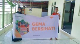 Relawan Rumah Zakat Fakfak menggelar Gema Bersih Hati di Masjid Jabal Nur Jalan Kokas. Salah satu relawan yang terlibat Farah merasa menyenangkan bisa terlibat di dalam kegiatan sosial ini.