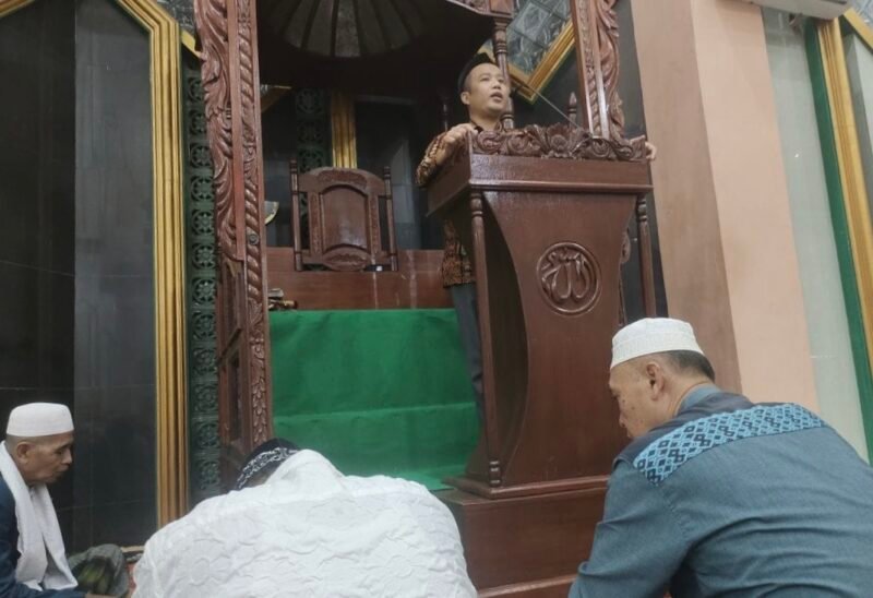 Ustadz Abdullah Said saat mengisi ceramah kultum malam ke 25 di masjid Al Munawwarah Fakfak.