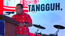 Saleh Siknun, SE., saat menyampaikan sambutan ada peringatan hari Kartini yang dilaksanakan oleh Jaringan Perempuan Perubahan Fakfak (JP2F) dilaksanakan di Gedung KONI (18/04/2025).