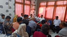 Sosialisasi pemutakhiran tarif retribusi digelar oleh Dinas Perkebunan pada Rabu (23/4/2025) di ruang pertemuan Disbun Fakfak bersama ekosistem komoditas pala, seperti Badan Pendapatan Daerah, Bagian Hukum Setda Fakfak, MPIG-PTF (Masyarakat Perlindungan Indikasi Geografis Pala Tomandin Fakfak), tujuh pedagang grosir antar pulau, koperasi binaan Yayasan Kaleka, penangkar bibit pala, dan pihak Bank Papua Fakfak.