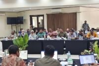 Widhi Asmoro Jati, ST., MT., dalam kegiatan pembahasan Adendum dokumen Analisis Dampak Lingkungan (AMDAL) milik PT Rimbun Sawit Papua (ANDAL-RKL-UPL) yang berlangsung di Hotel Grand Papua Fakfak, Kamis (24/4/2025).