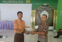 Ketua OSIS Magefa Rahmat Dani Rumagesan menyerahkan Donasi Palestina kepada Koordinator Relawan Rumah Zakat Fakfak untuk disalurkan kepada Rakyat Palestina melalui Rumah Zakat.