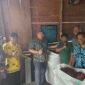 Plt. Kepala Dinas Perkebunan Fakfak, Widhi Asmoro Jati, ST, MT., didampingi perwakilan MPIG-PTF, Safi Yarkuran memberikan edukasi kepada pelaku usaha pala pemasangan pamflet berisi himbauan untuk menjaga mutu dan kualitas pala.