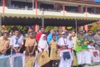 Bupati Fakfak Samaun Dahlan bersama unsur pimpinan daerah dan beberapa siswa berfoto bersama saat launching program biaya pendidikan dan seragam sekolah gratis.