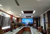 PT. Pupuk Kaltim menyerahkan bantuan Sapi Qurban melalui Wakil Bupati Kabupaten Fakfak Drs. Donatus Nimbitkendik, M.T.