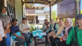 Plt. Kepala Dinas Perkebunan Fakfak Widhi Asmoro Jati mendampingi Kepala BPOM Manokwari, Agustince Werimon, S.Farm., Apt., guna memfasilitasi izin edar minyak kayu putih yang diproduksi oleh Kelompok Karya Mandiri milik Albayan Iha, yang berlokasi di Kampung Bumi Moroh Indah (SP6), Distrik Bomberay.