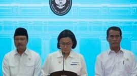 Menteri Keuangan Sri Mulyani dan beberapa menteri lainnya dalam konferensi pers bersama para wartawan setelah melakukan rapat terbatas bersama Presiden Prabowo Subianto.