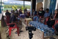 Plt. Kepala Dinas Perkebunan Fakfak Widhi Asmoro Jati, ST., MT., bersama Yayasan Kaleka melakukan penguatan terhadap kelompok Guraferi yang telah berhasil meningkatkan kualitas dan produktivitas hasil pala, termasuk uji coba pengolahan menjadi minyak atsiri pala.