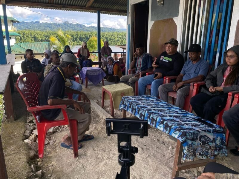 Plt. Kepala Dinas Perkebunan Fakfak Widhi Asmoro Jati, ST., MT., bersama Yayasan Kaleka melakukan penguatan terhadap kelompok Guraferi yang telah berhasil meningkatkan kualitas dan produktivitas hasil pala, termasuk uji coba pengolahan menjadi minyak atsiri pala.