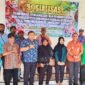 Tampak Ketua MPIG-PTF, Abdul Jalil Karoror, SP, MM., bersama Plt. Kepala Dinas Perkebunan, Widhi Asmoro Jati, ST., MT., dan Kepala Distrik Fakfak Tengah, Soleman Temongmere, ST, MM., bersama Para Kepala Kampung dan perangkat kampung se-Distrik Fakfak Tengah berfoto bersama pada kegiatan sosialisasi pentingnya Indikasi Geografis (IG) Pala Tomandin, sekaligus memperkuat tata kelola, pengawasan, serta pendampingan secara langsung kepada masyarakat pala.