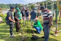 Foto. Plt. Kepala Dinas Perkebunan Fakfak Widhi Asmoro Jati, ST., MT bersama staf baik dari Dinas Perkebunan Fakfak itu sendiri dan Staf RRI Fakfak menanam sejumlah pohon disekitaran kawasan hijau RTH Ma'ruf Amin.
