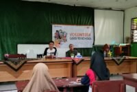 Foto. Relawan Rumah Zakat membersamai dalam kegiatan Volunteer Goes to School yang kali ini berada di SMK Yapis Fakfak.