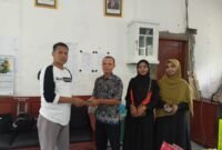 Foto. Rustam Kafara, S.Pd.I., MM., seluruh Guru dan SIswa-Siswi SMK Yapis Fakfak menyerahkan Donasi Palestina kepada Koordinator Relawan Rumah Zakat untuk disalurkan kepada Rakyat Palestina yang membutuhkan bantuan kemanusiaan.