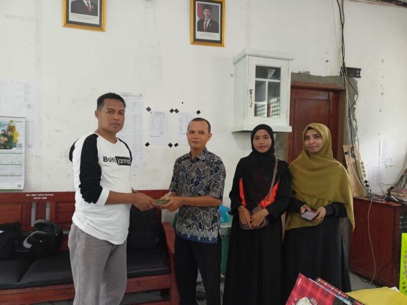 Foto. Rustam Kafara, S.Pd.I., MM., seluruh Guru dan SIswa-Siswi SMK Yapis Fakfak menyerahkan Donasi Palestina kepada Koordinator Relawan Rumah Zakat untuk disalurkan kepada Rakyat Palestina yang membutuhkan bantuan kemanusiaan.