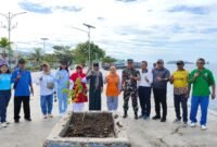 Foto. Beberapa unsur muspida terlibat berkolaborasi dalam penanaman pala dan kelapa di kawasan Reklamasi Tumbhuruni dalam rangka HUT RRI ke 80.
