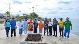 Foto. Beberapa unsur muspida terlibat berkolaborasi dalam penanaman pala dan kelapa di kawasan Reklamasi Tumbhuruni dalam rangka HUT RRI ke 80.