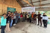Foto. kunjungan belajar pelaku usaha produksi minyak kayu putih dari Kelompok Karya Mandiri, Kampung Bumi Moroh Indah difasilitasi Dinas Perkebunan Fakfak ke Balai Besar Perbenihan dan Proteksi Tanaman (BBPPT) Ambon.