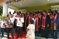 Foto Wakil Bupati Fakfak, Drs. Donatus Nimbitkendik, M.TP., meresmikan Gereja Kristen Injili (GKI) Hosana Kampung Kriawaswas.