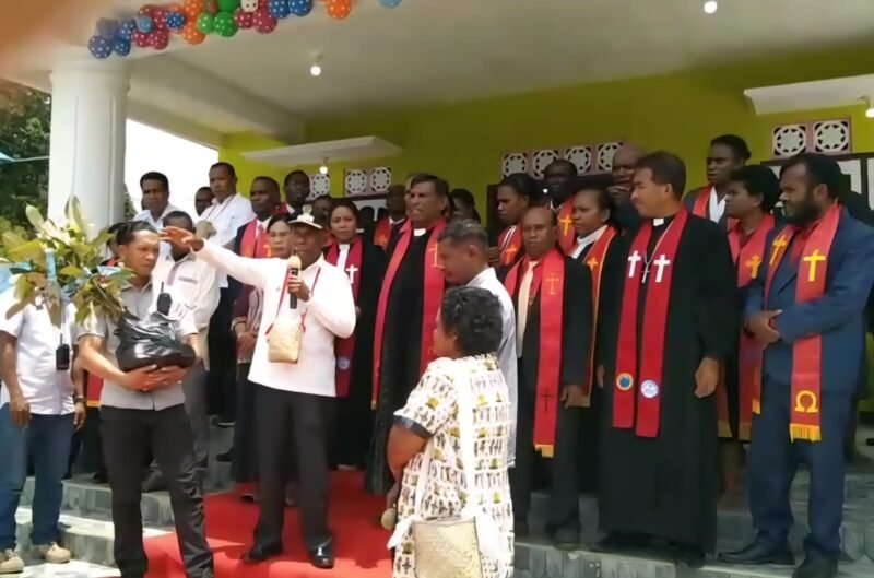 Foto Wakil Bupati Fakfak, Drs. Donatus Nimbitkendik, M.TP., meresmikan Gereja Kristen Injili (GKI) Hosana Kampung Kriawaswas.